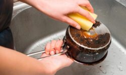 Как очистить сильно пригоревшую кастрюлю